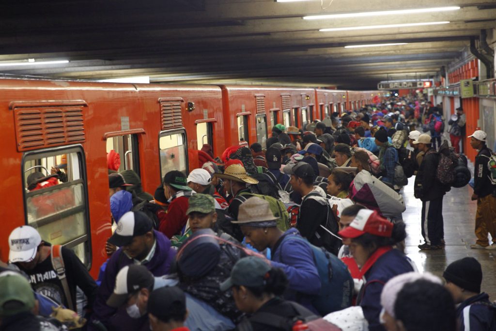 Migrantes retoman su marcha a EE.UU. con reproches a ONU