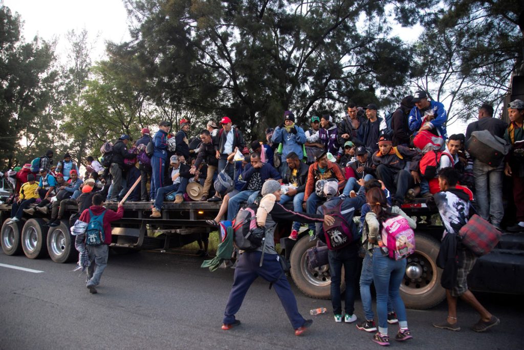 Caravana de migrantes retoma su marcha hacia Estados Unidos de forma dispersa