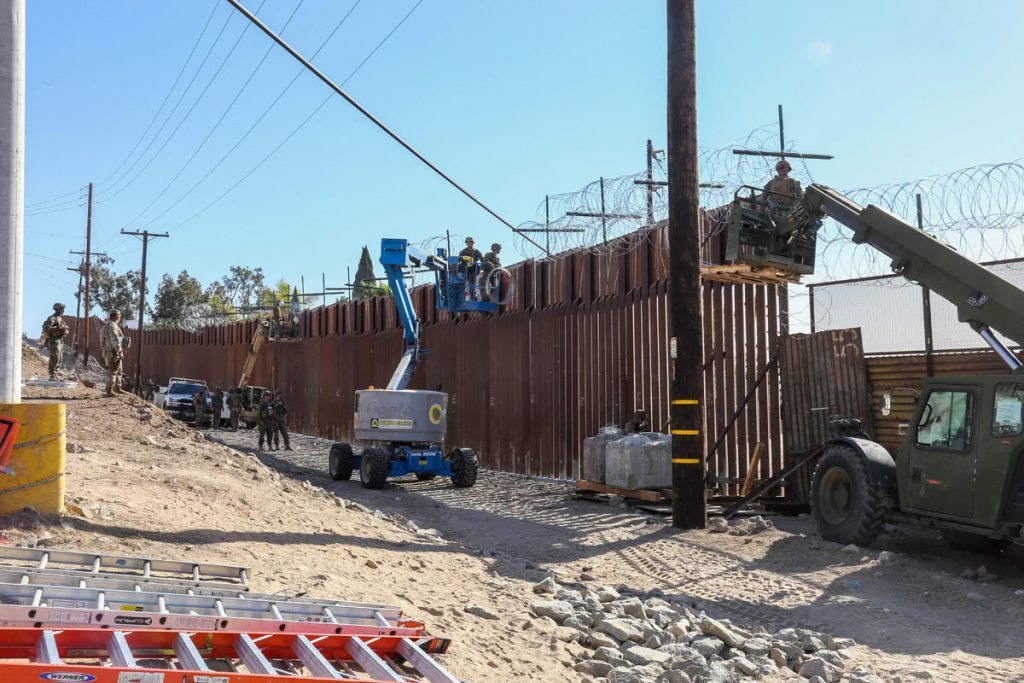 Caravana migrante recorre noroeste de México mientras EEUU refuerza frontera