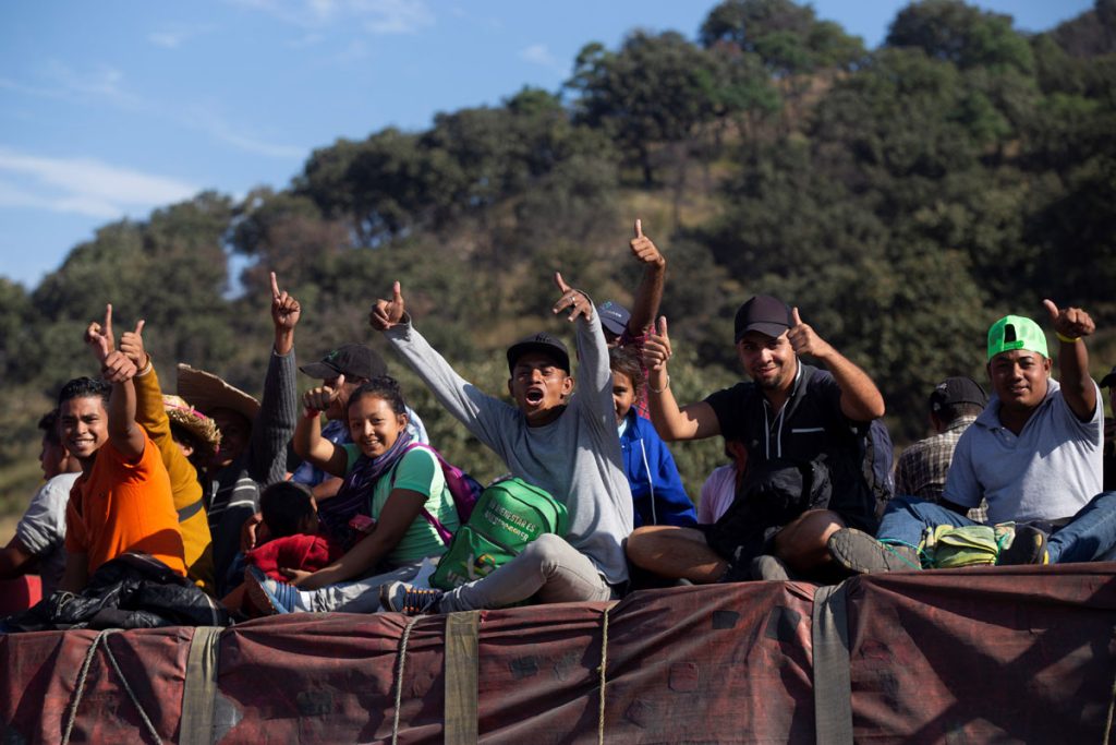 Caravana de migrantes retoma su marcha hacia Estados Unidos de forma dispersa