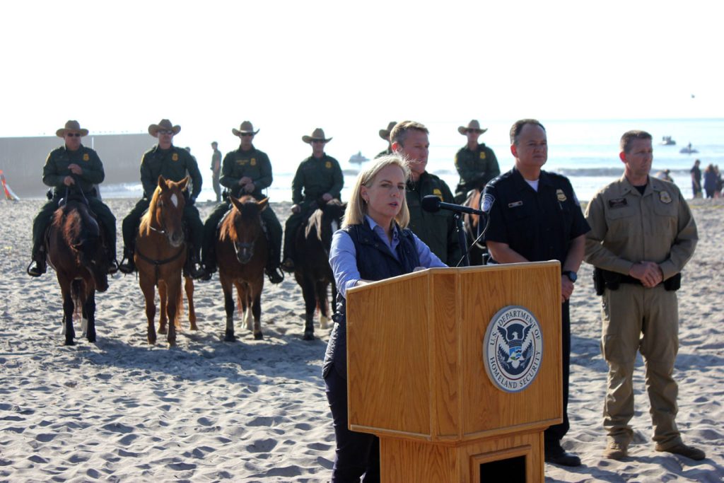 Nielsen carga contra los tribunales en su visita a la frontera con México