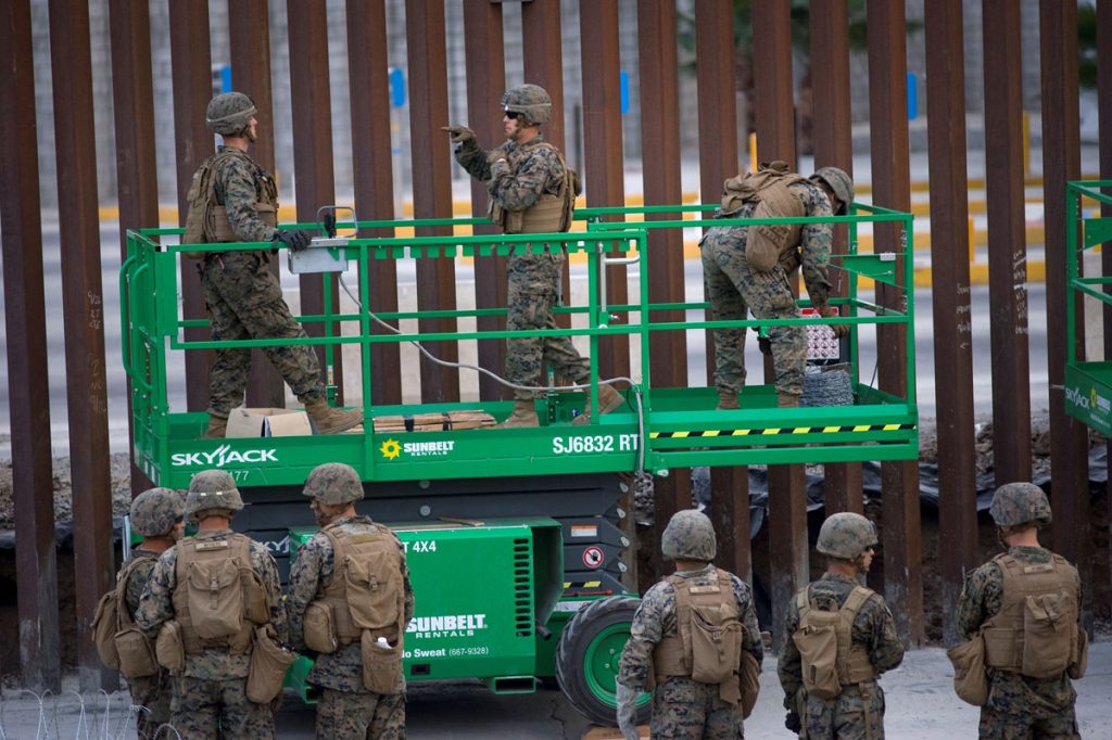 Ejército de Estados Unidos fortifica muro fronterizo