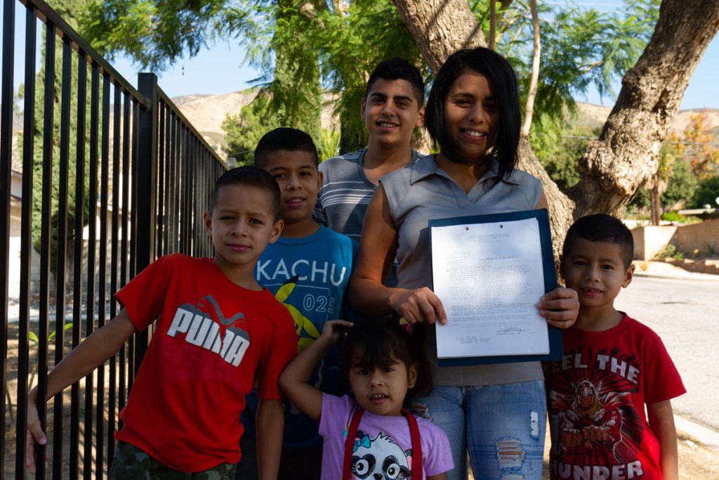 Hondureña y sus 5 hijos celebran Acción de Gracias con asilo recién concedido