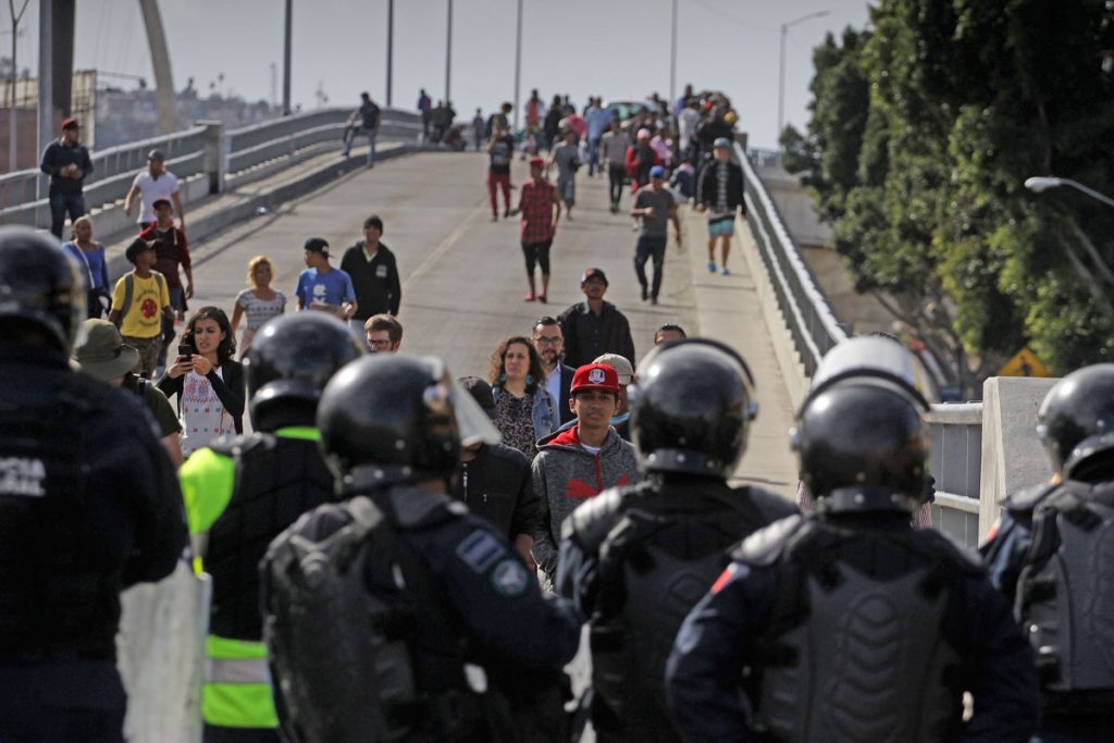 Migrantes centroamericanos marchan a garita fronteriza en Tijuana