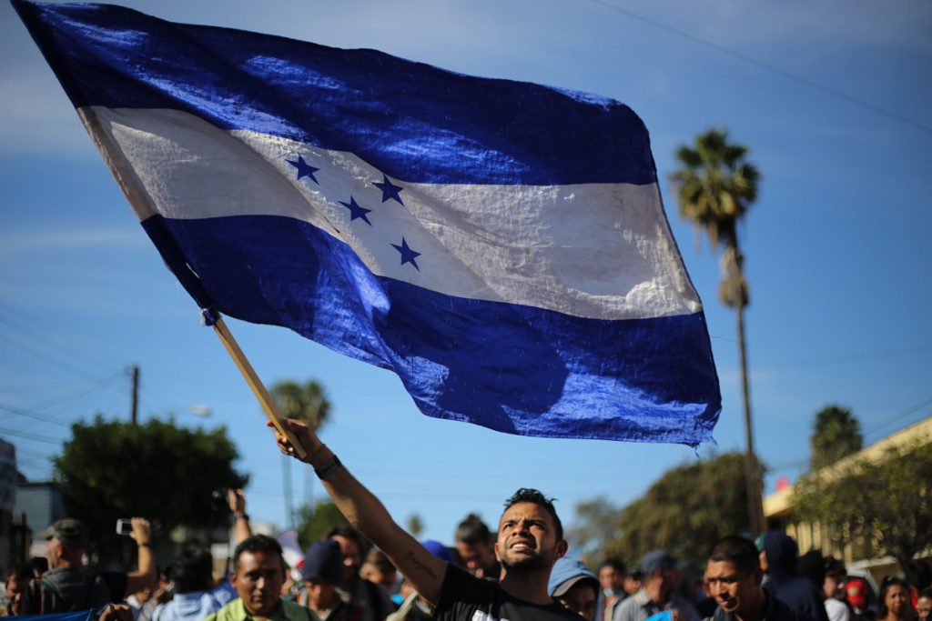 Migrantes intentan cruzar muro con EE.UU. y reciben gas lacrimógeno