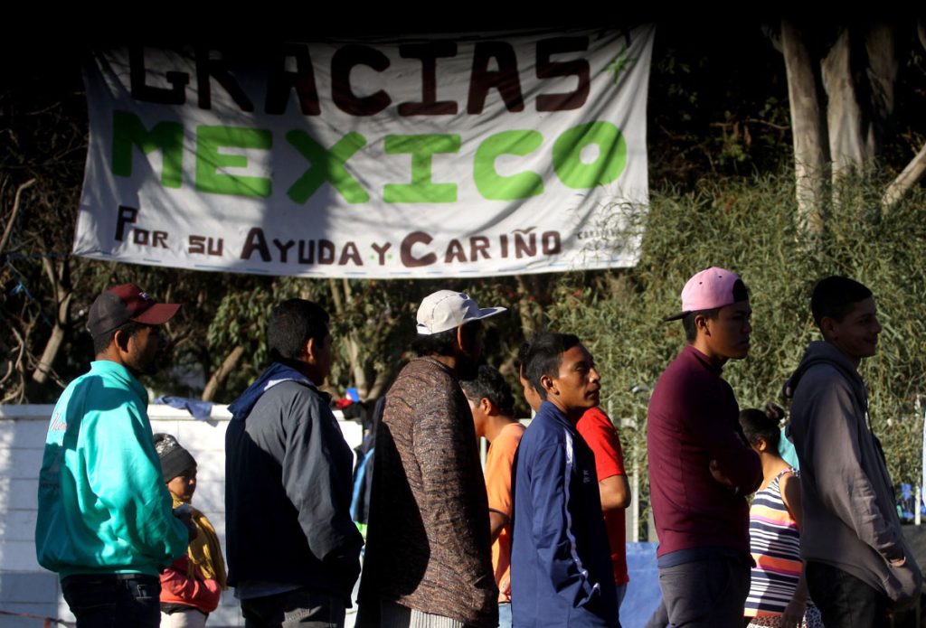 México deporta 98 migrantes que protagonizaron trifulca en frontera con EE.UU.