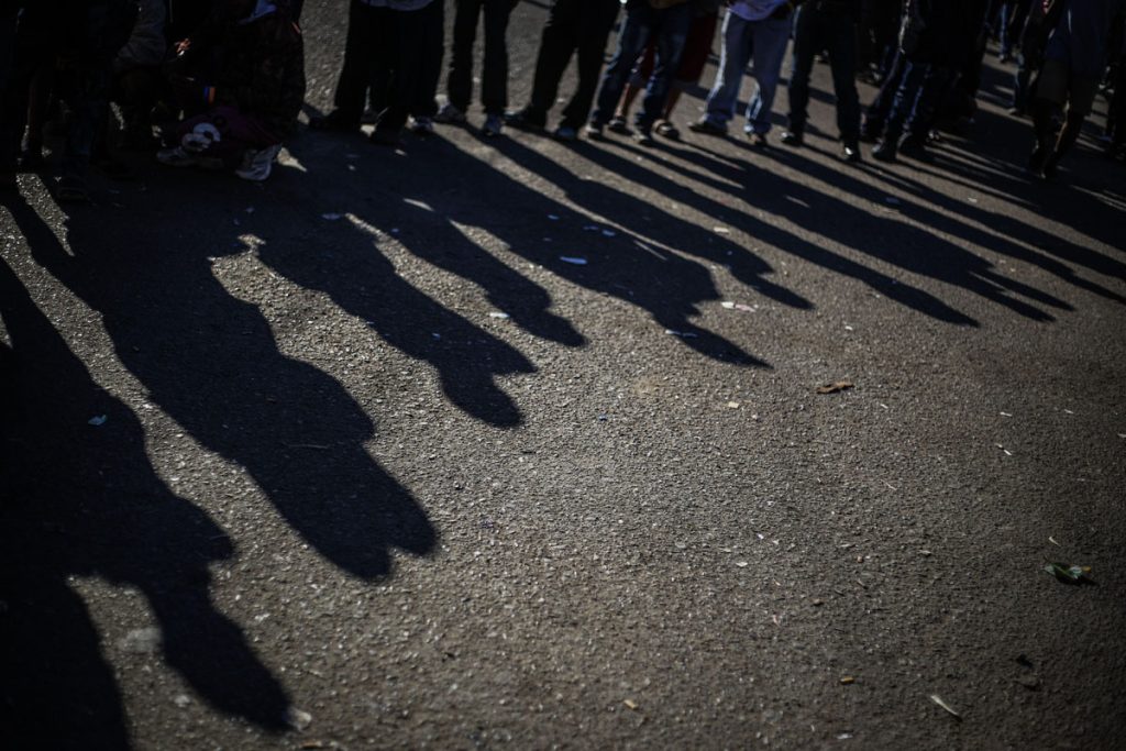 México deporta 98 migrantes que protagonizaron trifulca en frontera con EE.UU.