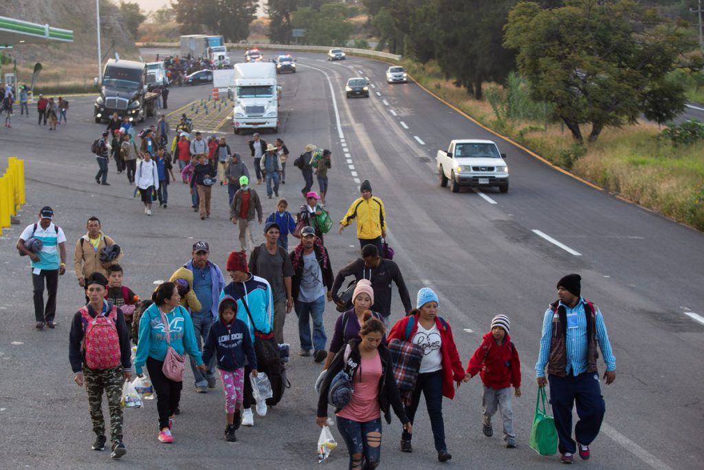 Caravana de migrantes retoma su marcha hacia Estados Unidos de forma dispersa