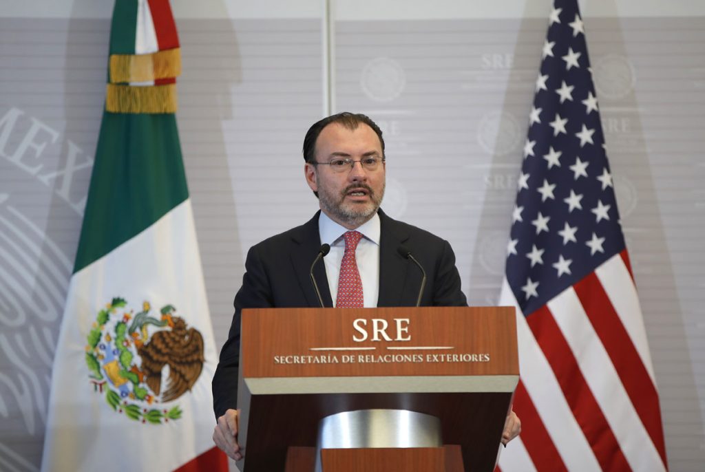 Videgaray reitera ante Pompeo que política migratoria de México es soberana