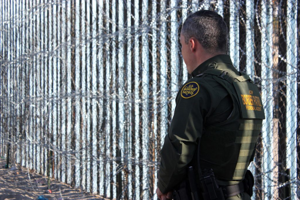 Nielsen carga contra los tribunales en su visita a la frontera con México
