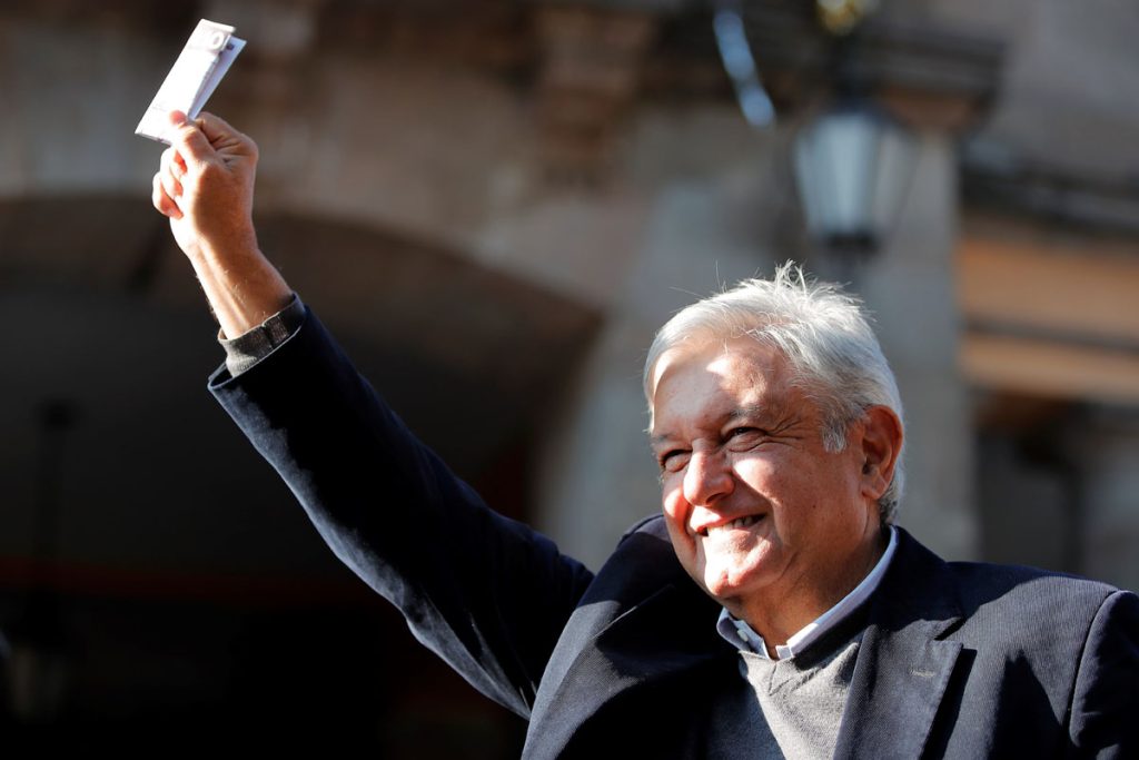 López Obrador promete más referéndums al votar en la segunda consulta