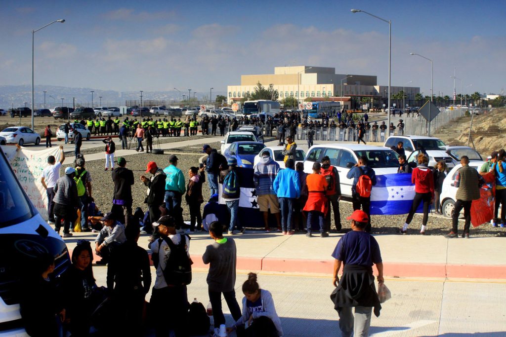 México estima que 1.100 migrantes de caravana podrían haber cruzado a EE.UU.