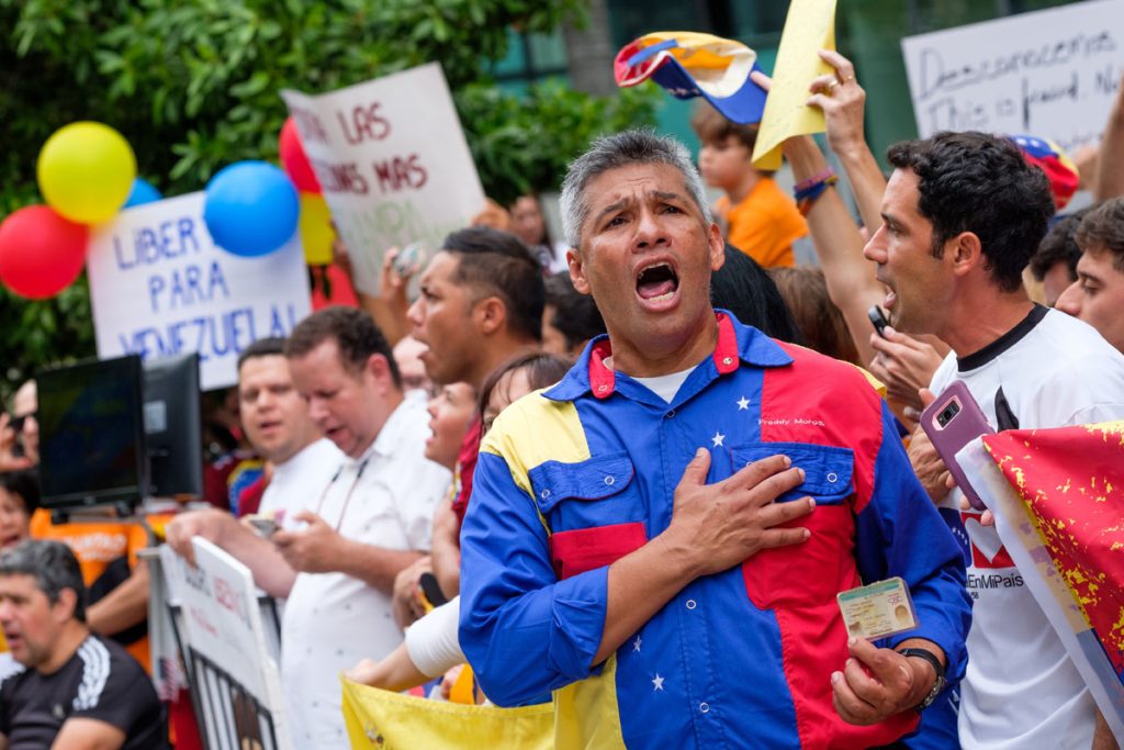 Centenares de manifestantes protestan bajo el consulado venezolano en Miami