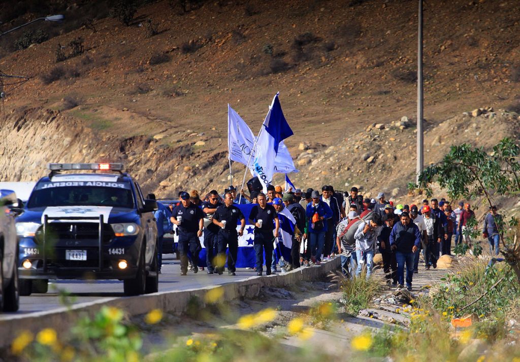 México estima que 1.100 migrantes de caravana podrían haber cruzado a EE.UU.