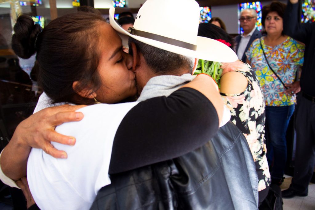 Padres mexicanos se reúnen en EEUU con sus hijos tras décadas de separación