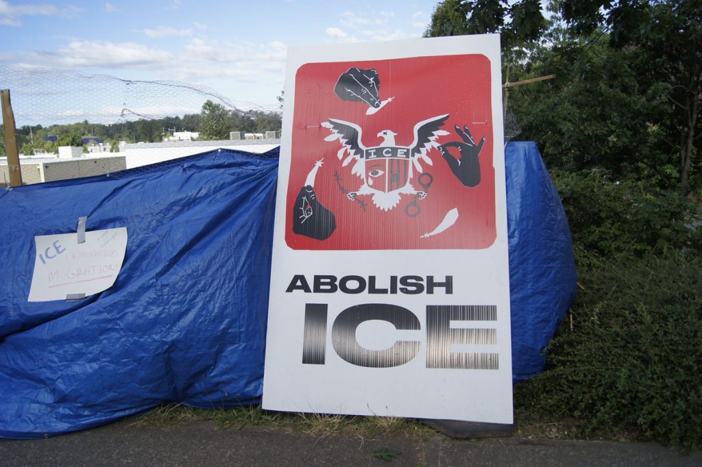 La "ciudad" del movimiento Ocupa ICE en Portland resiste a amenazas federales