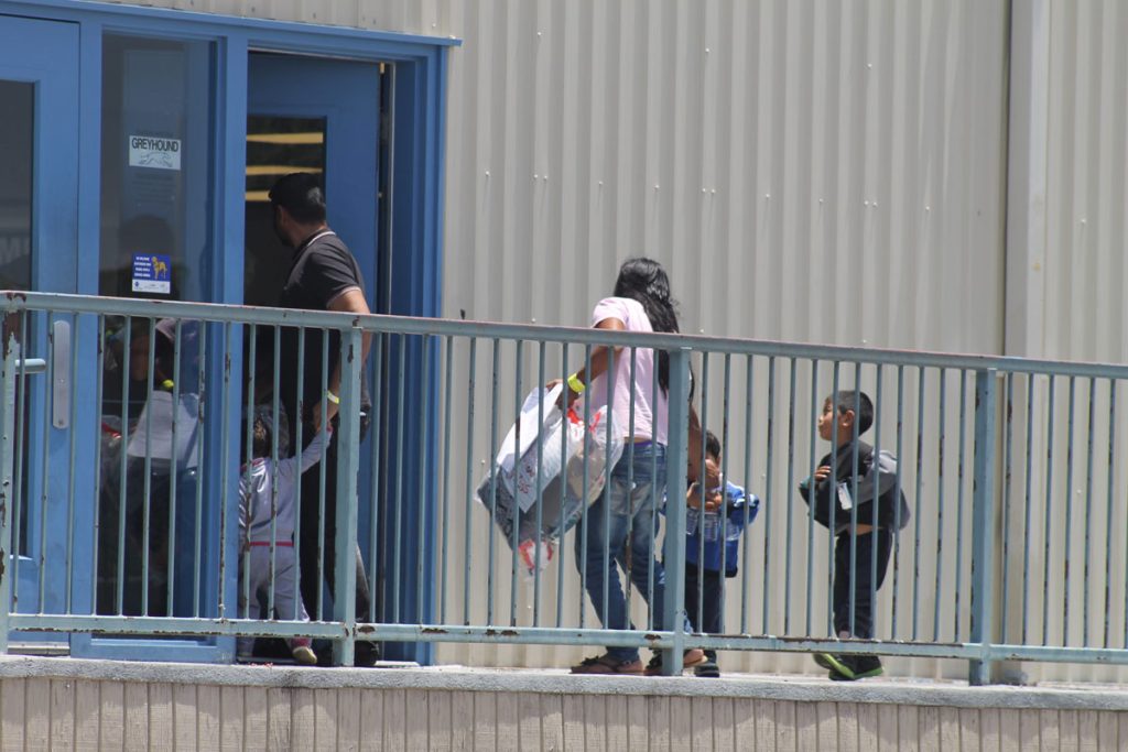 INICIA TRASLADO DE MENORES A LOS ALBERGUES EN DIFERENTES CIUDADES DEL PAÍS