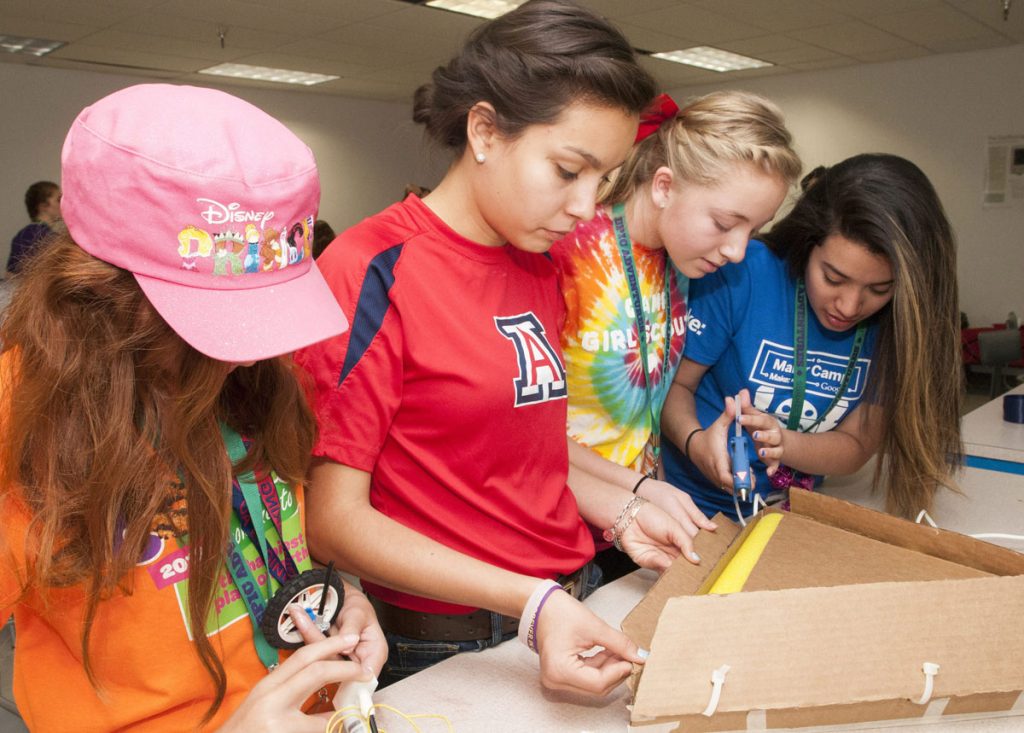 UNIVERSIDAD DE ARIZONA PROMUEVE INCURSI”N DE NI—AS EN PROGRAMA DE INGENIERÕA