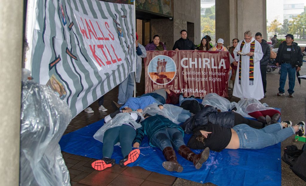Con eslogan "Las paredes matan" rechazan acuerdo legislativo sobre el muro