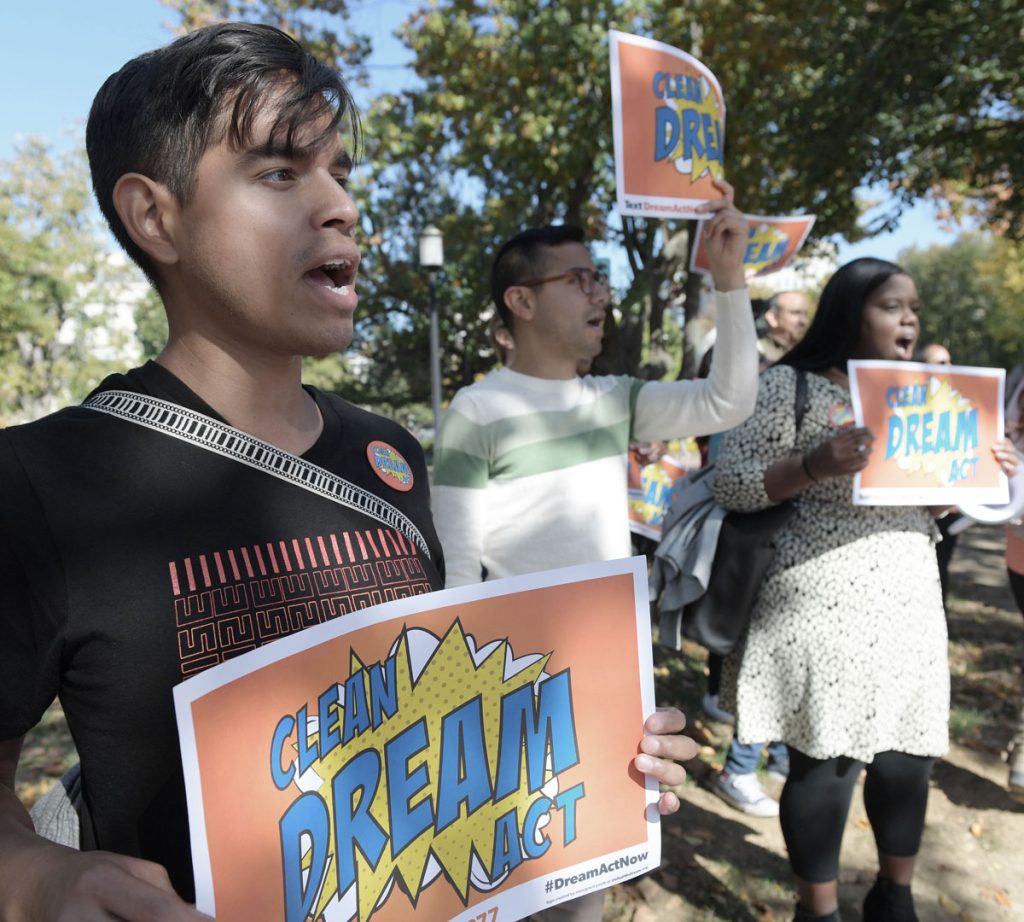 Beneficiarios de DACA se manifiestan ante la Casa Blanca
