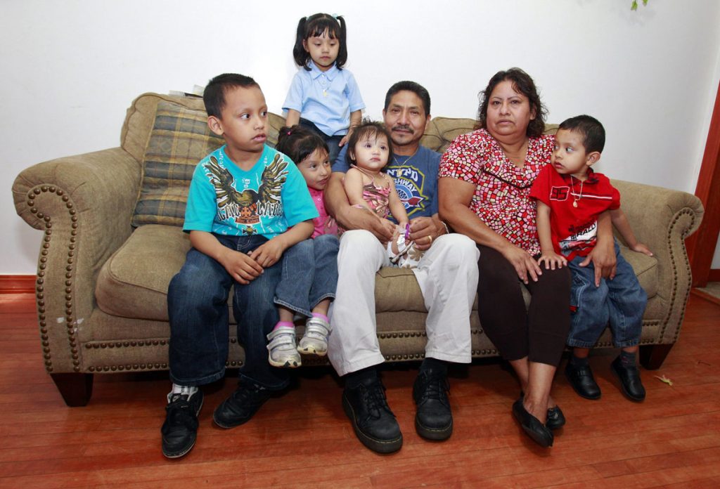 ABUELOS INDOCUMENTADOS LUCHAN POR CUSTODIA DE CINCO NIETOS PEQUE—OS
