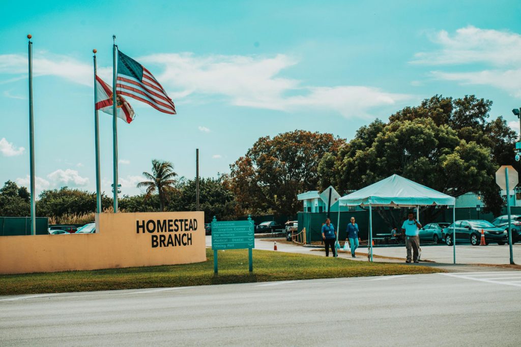 Congresistas visitan cuestionado centro de menores inmigrantes en Florida
