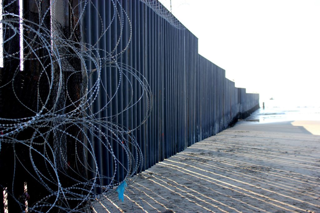 Nielsen carga contra los tribunales en su visita a la frontera con México