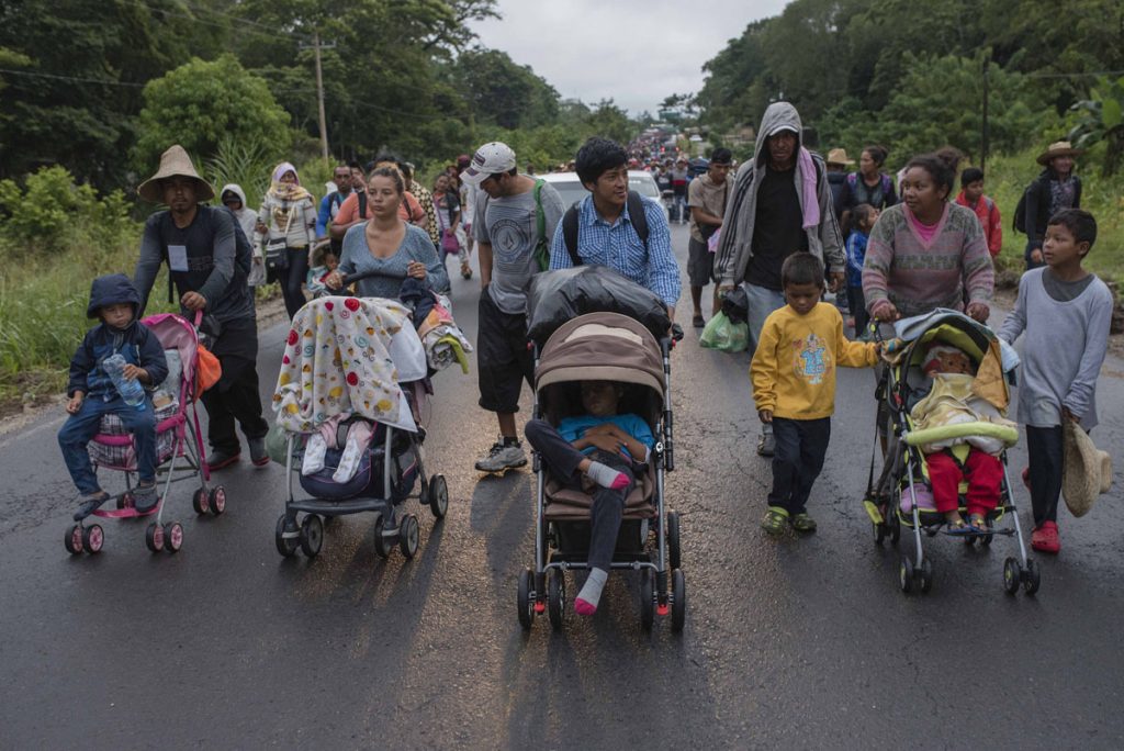 Migrantes retoman a pie Èxodo por Veracruz luego de que buses no llegaran