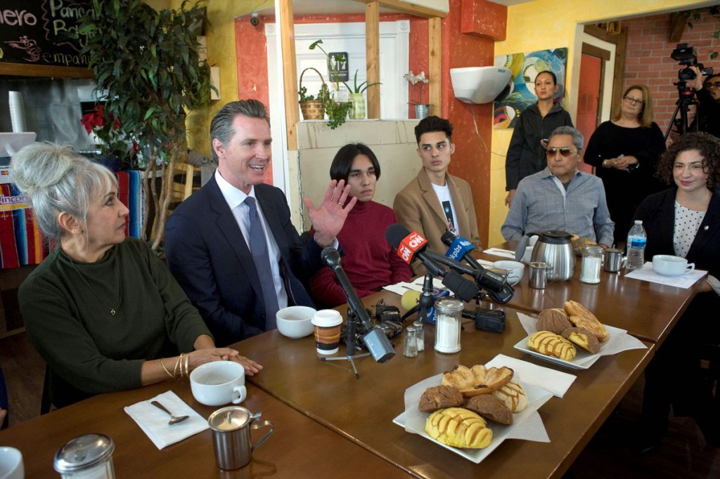 Gobernador de California visita la frontera para analizar medidas de Trump