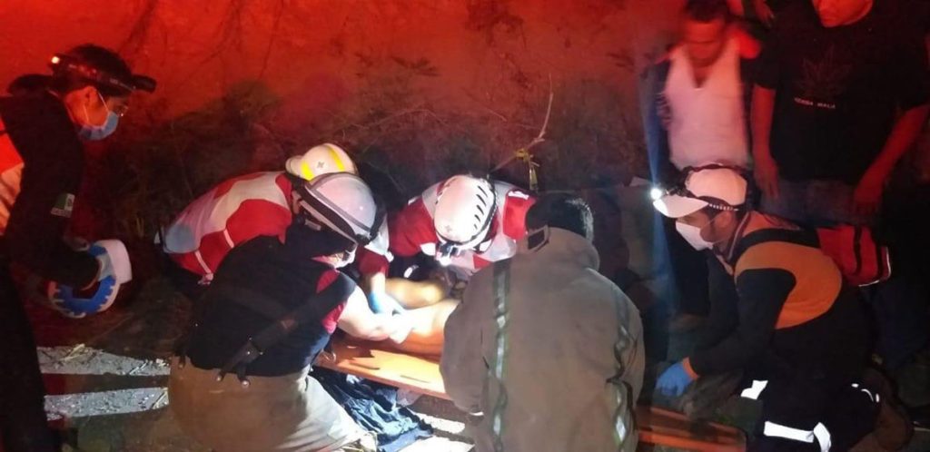 Al menos 25 centroamericanos mueren al volcarse un camión en el sur de México