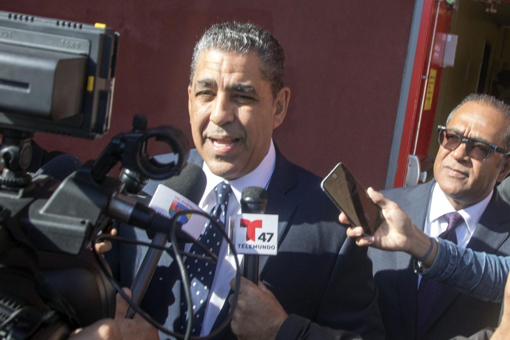VOTANTES HISPANOS BUSCAN HACER HISTORIA EN REÑIDAS ELECCIONES PRESIDENCIALES