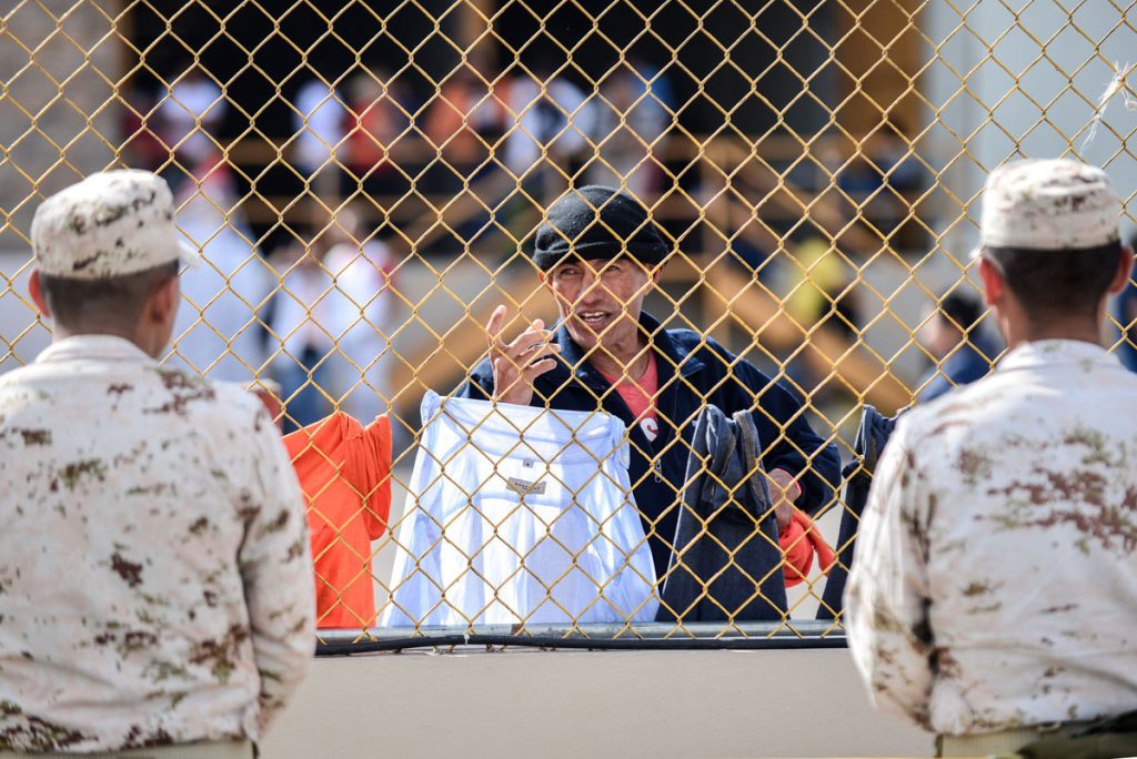 Trump cita "invasión" en frontera para justificar su decreto sobre el muro