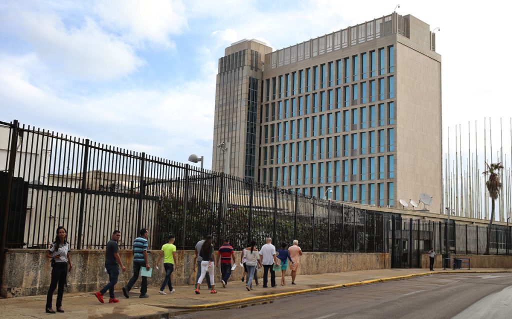 Vidas en pausa: los cubanos que esperan poder reunirse con su familia en EEUU
