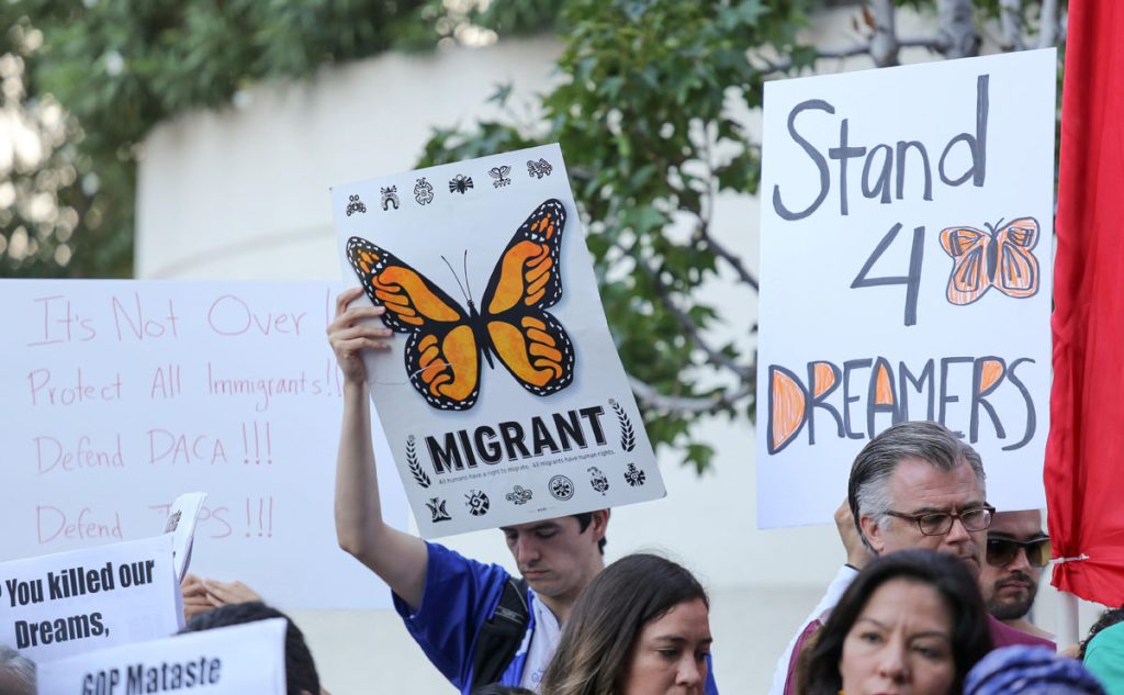 JÛvenes indocumentados salen a las calles a "dar la cara" por fin de DACA