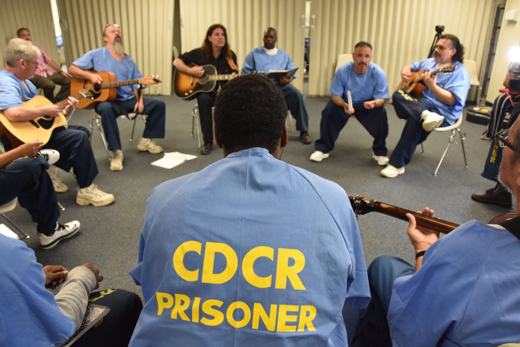 Jail Guitar Doors, el programa de reclusos en EEUU para "arreglar conflictos"