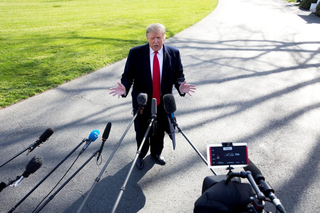 Presidente Donald Trump habla con la prensa en la Casa Blanca