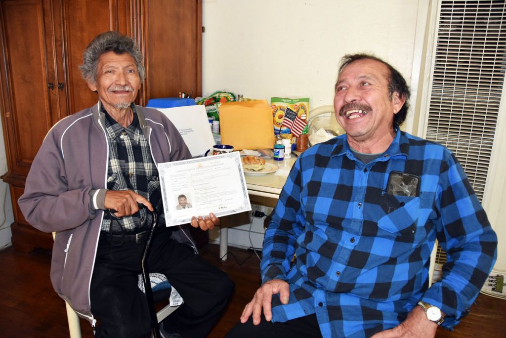 Sin saber leer, hombre de 75 años logra ciudadanía de EEUU a base de memoria
