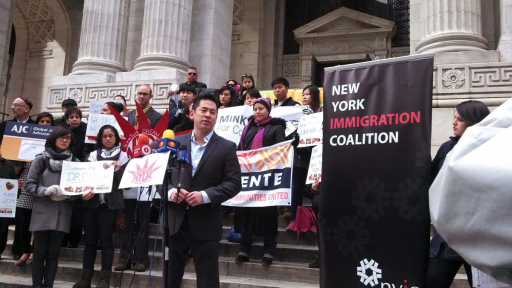 "SO—ADORES" DE NUEVA YORK PIDEN AL GOBERNADOR QUE LES AYUDE CON SUS ESTUDIOS