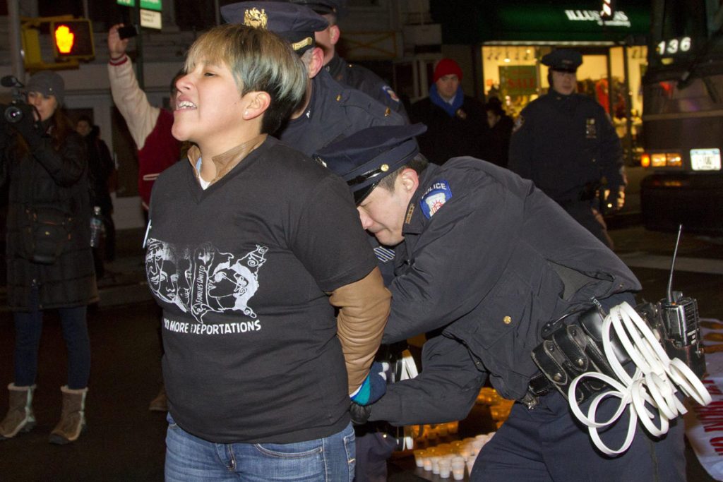 ARRESTAN A 22 PERSONAS EN PROTESTA FRENTE AL ICE CONTRA LAS DEPORTACIONES