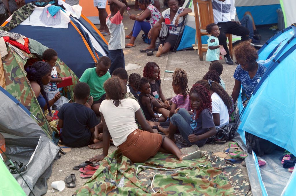 Migrantes de al menos 20 países esperan salvoconducto en el sur de México