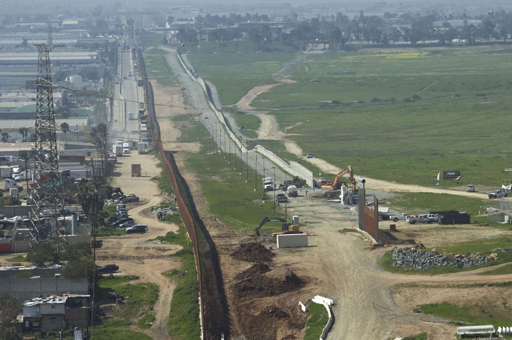EE.UU. derriba los prototipos del muro fronterizo de Trump
