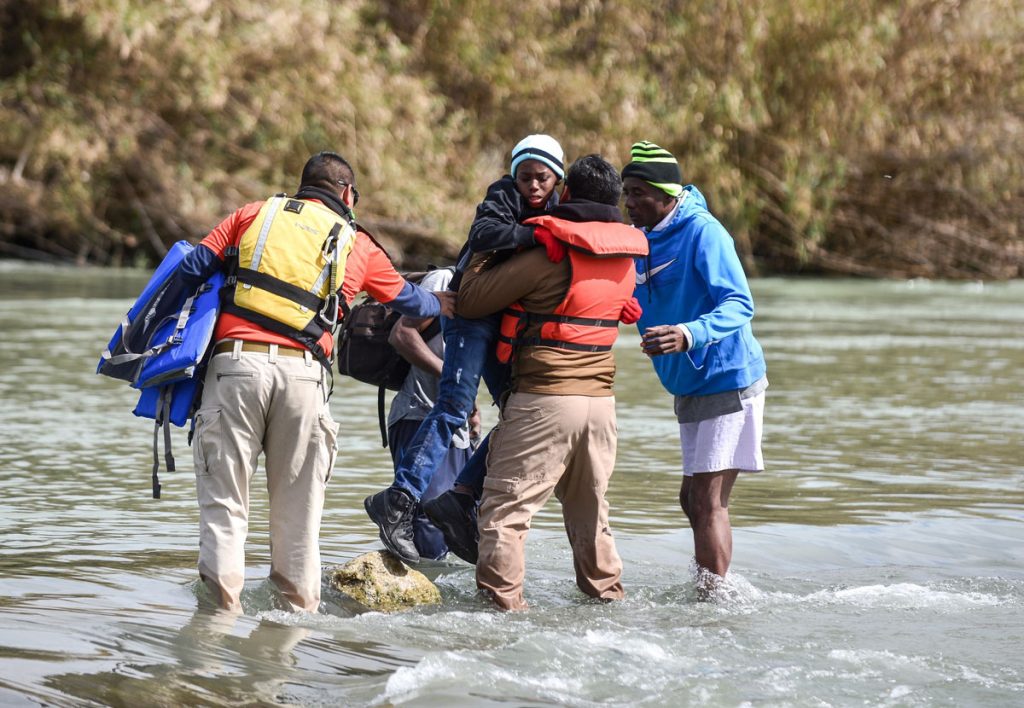 Migrantes centroamericanos en frontera entre México y EE.UU.