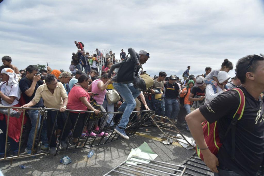 Miles de hondureÒos saltan cordÛn policial en Guatemala y entran a MÈxico