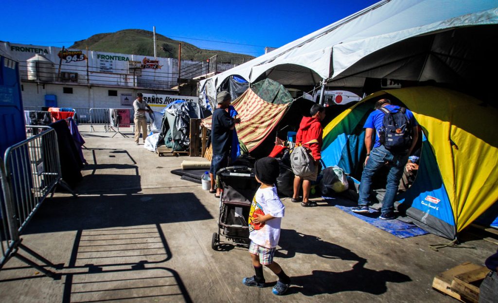 Caravana de migrantes que permanecen en Tijuana se va diluyendo