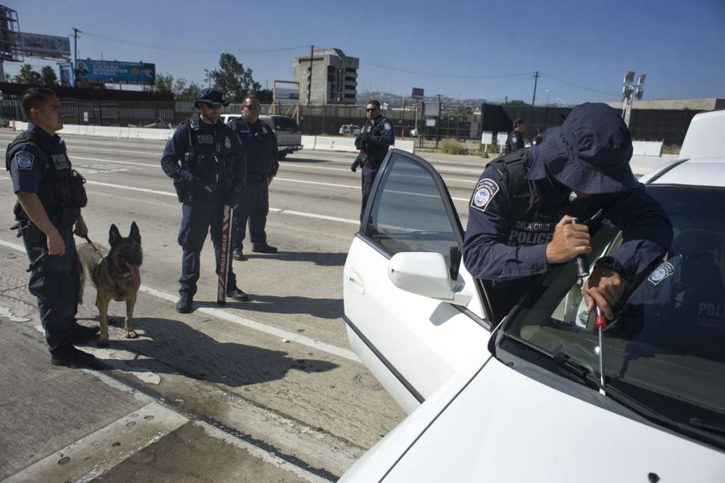EL CONTROL DE VEHÕCULOS SE INTENSIFICA EN EL PASO ENTRE SAN YSIDRO Y TIJUANA