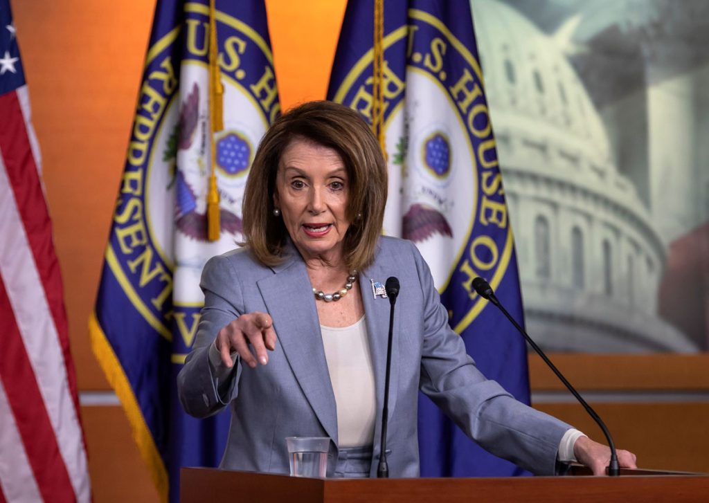 Pelosi acusa a Trump de obstruir justicia "cada día" y sopesa juicio político