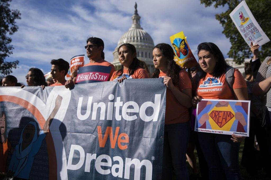 DEFENSORES DE INMIGRANTES Y DEL PROGRAMA DACA SE CONCENTRAN EN LAS INMEDIACIONES DEL CAPITOLIO