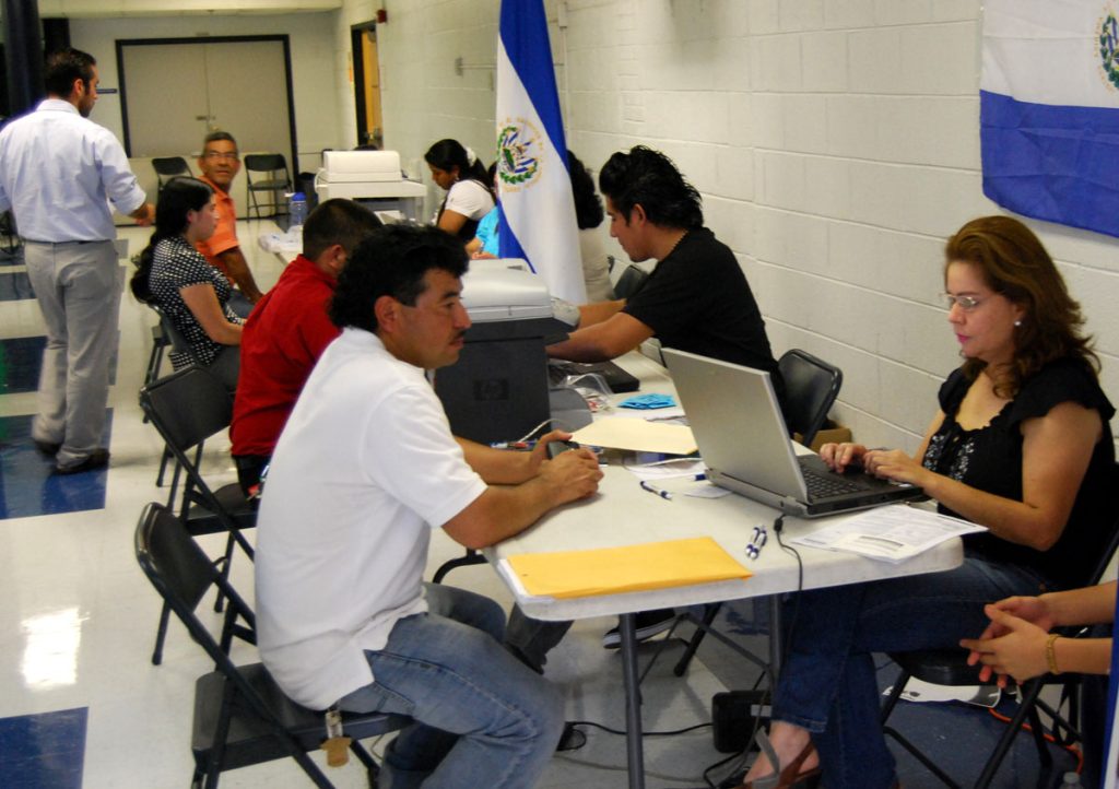 DHS-llama-a-reinscripcion-de-salvadoreños-2018a