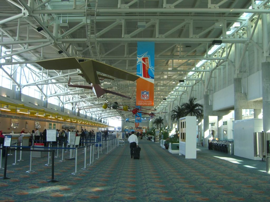 Fort_Lauderdale_–_Hollywood_International_Airport_terminal_1_check-in