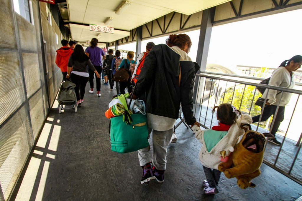 EE.UU. continúa recibiendo pedidos de asilo de madres y niños de la caravana migrante